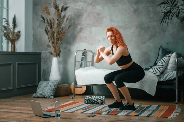 Beauty Woman Goes Sports Home Cheerful Sporty Woman Red Hair — Stock Photo, Image