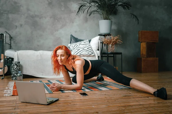 Beauty Woman Goes Sports Home Cheerful Sporty Woman Red Hair — Stock Photo, Image