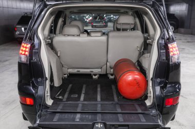 Novosibirsk, Rusya 3 Şubat 2021: Mitsubishi Outlander XL, bagajı açık bir arabanın arka görüntüsü. Modern bir arabanın dışı.