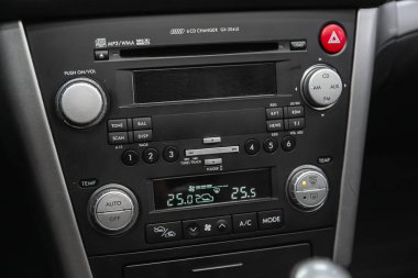 Novosibirsk, Rusya 3 Şubat 2021: Subaru Outback, araba havalandırma sistemini ve klimayı kapatın 