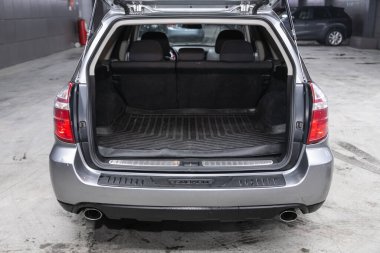 Novosibirsk, Rusya 3 Şubat 2021: Subaru Outback, bagajı açık bir arabanın arka görüntüsü. Modern bir arabanın dışı.