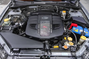 Novosibirsk, Rusya 3 Şubat 2021: Subaru Outback, güçlü motor kapanışı. Temiz motor bloğu 