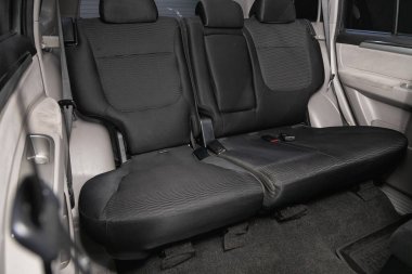 Novosibirsk, Rusya 3 Şubat 2021: Mitsubishi Pajero Sport, yeni araba içeride. Arabanın içi temiz. Sedandaki siyah arka koltuklar.. 