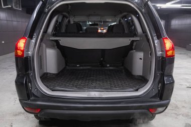 Novosibirsk, Rusya 3 Şubat 2021: Mitsubishi Pajero Spor, bagajı açık bir arabanın arka manzarası. Modern bir arabanın dışı.