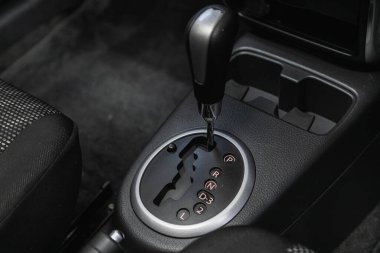 Novosibirsk, Rusya 3 Şubat 2021: Suzuki SX4, Araç Temizleme. Otomatik iletim kolu vardiyası 