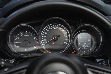 Novosibirsk, Rusya 3 Şubat 2021: Mazda CX-5, hız göstergesi 0 ile 260 km / saat arasında işaretlendi. Modern bir arabanın tasarımı ve iç tasarımı.. 