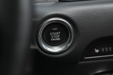 Novosibirsk, Rusya 3 Şubat 2021: Mazda CX-5, Motoru durdur modern araba düğmesini başlat 
