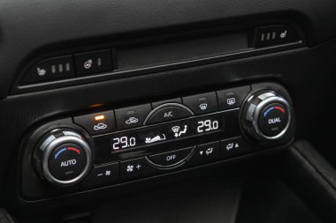 Novosibirsk, Rusya 3 Şubat 2021: Mazda CX-5, araba havalandırma sistemini ve klimayı kapatın 