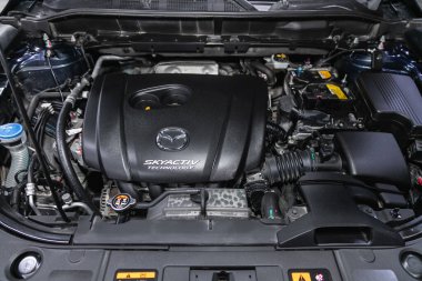 Novosibirsk, Rusya 3 Şubat 2021: Mazda CX-5, güçlü motor kapanışı. Temiz motor bloğu 