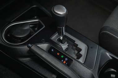 Novosibirsk, Rusya 3 Şubat 2021: Toyota RAV-4, Araç Detaylandırması. Otomatik iletim kolu vardiyası 