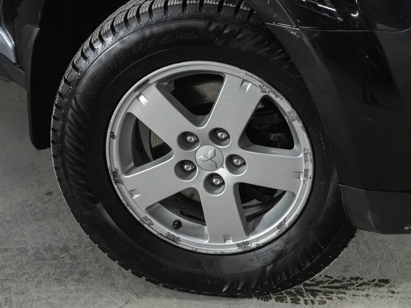 Новосибирск Россия Февраля 2021 Mitsubishi Outlander Close Car Wheel — стоковое фото