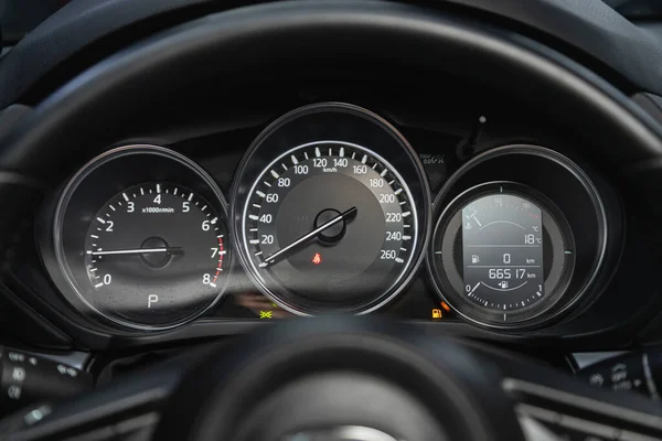 2021年2月3日 俄罗斯Novosibirsk Mazda 速度计标记为0至260公里 现代汽车的设计和内饰 — 图库照片