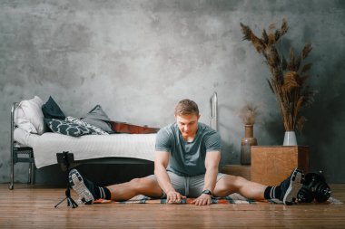 Güçlü adam spor için eve gider. Bacağına kadar uzanan sarı saçlı neşeli, sportif adam.