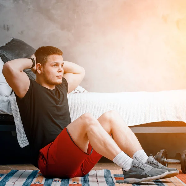 Joven Dedica Los Deportes Casa Deportista Alegre Con Pelo Negro — Foto de Stock