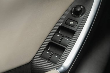Novosibirsk, Rusya 07 Şubat 2021: Mazda CX-5, yan kapı düğmeleri: pencere, ayna ayarlama düğmeleri, kapı kilidi. Araba içeride. 