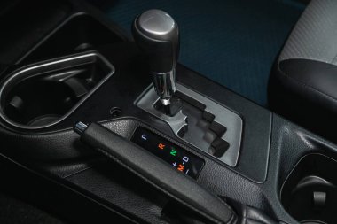 Novosibirsk, Rusya 07 Şubat 2021: Toyota RAV-4, modern bir arabanın otomatik vites kolu. Modern araba iç dekorasyonu.  