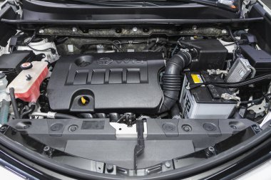 Novosibirsk, Rusya 07 Şubat 2021: Toyota RAV-4, araç motorunun ön görüntüsünü kapatın. İçten yanmalı motor, araba parçaları, ayrıştırma 