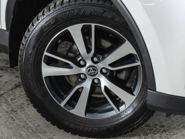 Novosibirsk, Rusya 07 Şubat 2021: Toyota RAV-4, Alaşımlı tekerlek ve yakın çekimde yeni lastik. 