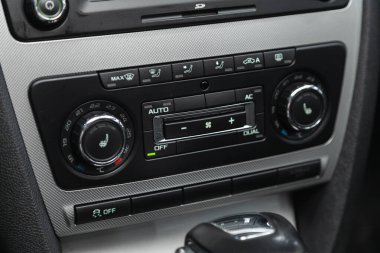 Novosibirsk, Rusya 07 Şubat 2021: Scoda Octavia, bir arabanın içinde klima ve koltuk ısıtma düğmeleri olan araç panelini kapatın 