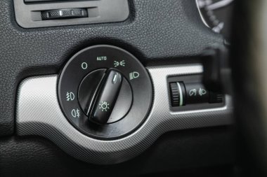 Novosibirsk, Rusya 07 Şubat 2021: Scoda Octavia, arabanın far kontrol panelini kapat