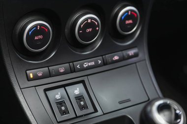 Novosibirsk, Rusya 07 Şubat 2021: Mazda 3, bir arabanın içinde klima ve koltuk ısıtma düğmeleri olan araç panelini kapatın 