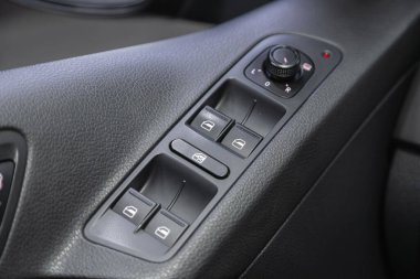 Novosibirsk, Rusya 07 Şubat 2021: Volkswagen Tiguan, yan kapı düğmeleri: pencere, ayna ayarlama düğmeleri, kapı kilidi. Araba içeride. 
