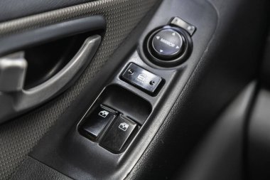 Novosibirsk, Rusya 07 Şubat 2021: Hyundai Starex, yan kapı düğmeleri: pencere, ayna ayarlama düğmeleri, kapı kilidi. Araba içeride. 