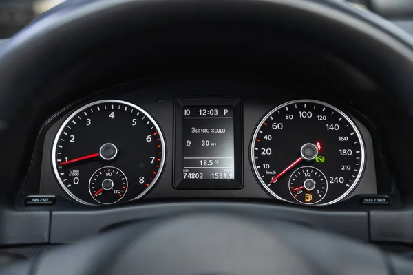 2021年2月7日 俄罗斯Novosibirsk Volkswagen Tiguan Speedometer Tachometer Steering Wheel 现代汽车的速度计 其油箱中装有红色箭头的集成油量计 — 图库照片