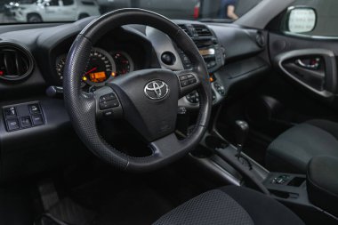 Novosibirsk, Rusya 07 Şubat 2021: Toyota RAV-4, Auto Interior: Logo ve düğmeli direksiyon, hız göstergesi ve taktik ölçer