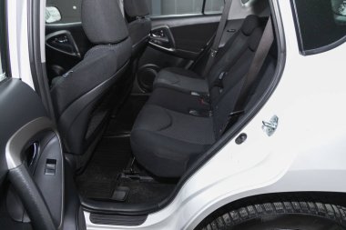 Novosibirsk, Rusya 07 Şubat 2021: Toyota RAV-4, Comfort car in inside. Arabanın içi temiz: siyah arka koltuklar, başlıklar ve kemer. 