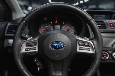 Novosibirsk, Rusya 07 Şubat 2021: Subaru XV, Auto Interior: Logo ve düğmeli direksiyon, hız göstergesi ve taktik ölçer
