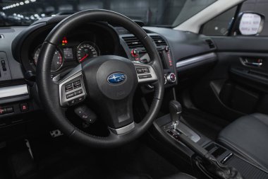 Novosibirsk, Rusya 07 Şubat 2021: Subaru XV, Auto Interior: Logo ve düğmeli direksiyon, hız göstergesi ve taktik ölçer