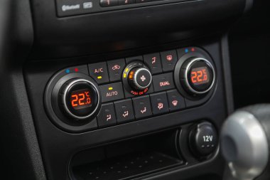 Novosibirsk, Rusya 07 Şubat 2021: Nissan Qashqai, klima düğmeleri ile klima kontrol görüşlü Alet Otomotiv Panelini kapat. 