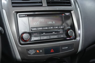 Novosibirsk, Rusya 07 Şubat 2021: Mitsubishi ASX, Ses stereo sistemi, kontrol paneli ve cd modern bir otomobilde 