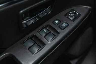 Novosibirsk, Rusya 07 Şubat 2021: Mitsubishi ASX, Pencere kontrol paneli, kapı kilidi düğmesi ve ayna kontrolü 