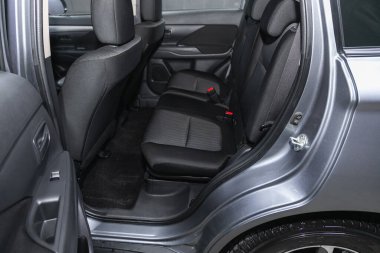 Novosibirsk, Rusya 07 Şubat 2021: Mitsubishi Outlander, Comfort Car içeride. Arabanın içi temiz: siyah arka koltuklar, başlıklar ve kemer. 