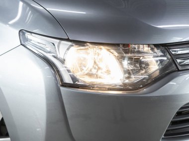 Novosibirsk, Rusya 07 Şubat 2021: Mitsubishi Outlander, Detaylı ışık yeni arabaya yakın. Dış detay  