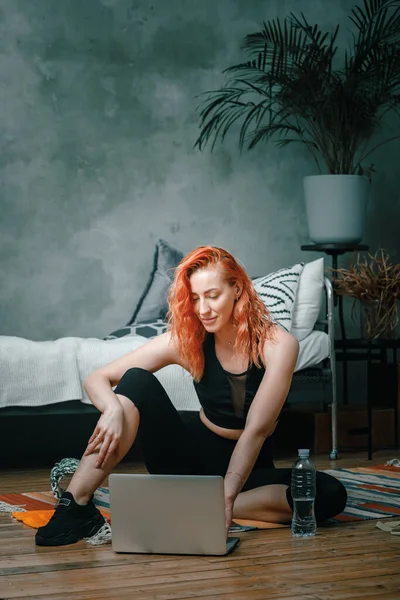 Young Woman Goes Sports Home Cheerful Sportswoman Red Hair Resting — Stock Photo, Image