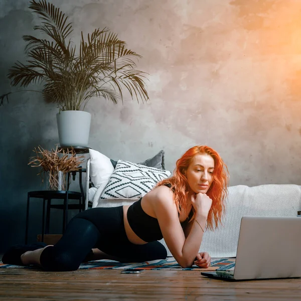 Beauty Woman Goes Sports Home Cheerful Sporty Woman Red Hair — Stock Photo, Image