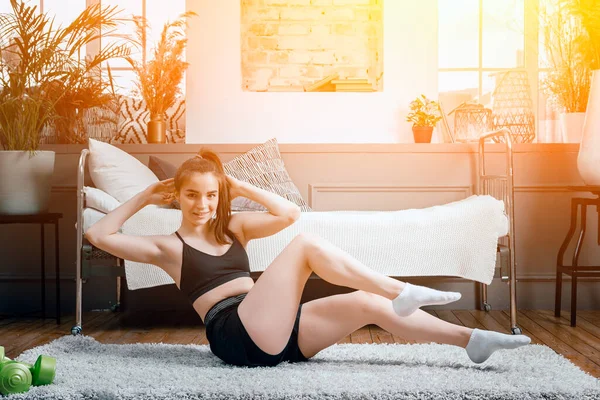 Mujer Joven Practicar Deportes Casa Entrenando Línea Atleta Hace Prensa — Foto de Stock