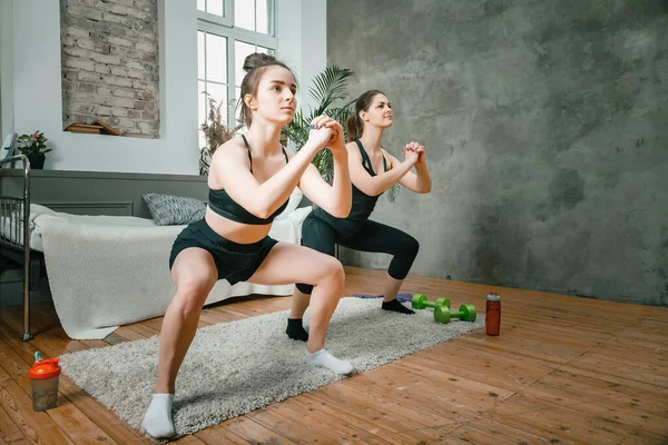 Giovani Donne Vanno Fare Sport Casa Allenamento Online Due Atleti — Foto Stock