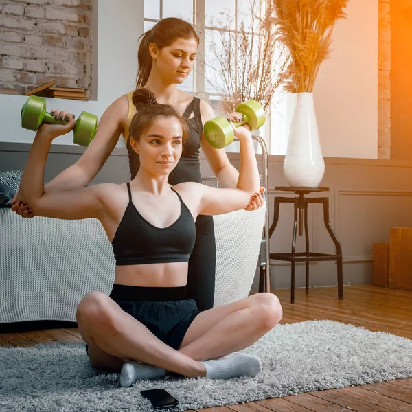 Dos Amigas Casa Charlando Sonriendo Practicando Deportes Mujer Atlética Haciendo — Foto de Stock