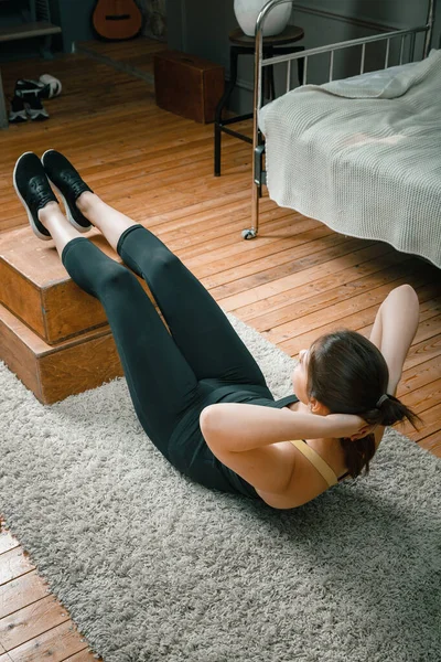 Mujer Joven Practicar Deportes Casa Entrenando Línea Atleta Hace Prensa — Foto de Stock