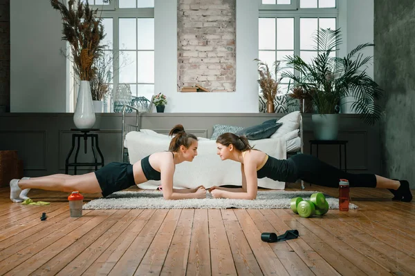 Giovani Donne Vanno Fare Sport Casa Donne Sportive Con Capelli — Foto Stock