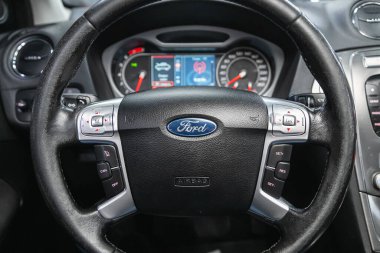 Novosibirsk, Rusya 18 Şubat 2021: Ford Mondeo, Auto Interior: Logo, hız göstergesi ve takometresi olan direksiyon