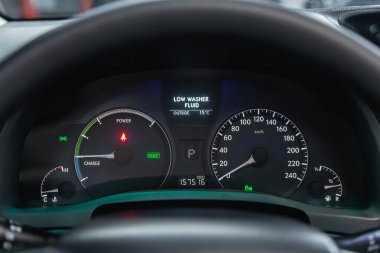 Novosibirsk, Rusya 18 Şubat 2021: Lexus RX450h, yeni iç mekan ayrıntıları. Hız göstergesi, takometre ve direksiyon. 