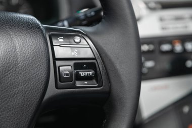 Novosibirsk, Rusya 18 Şubat 2021: Lexus RX450h, hızlı kontrol telefonu, müzik ve diğer işlevler için çok fonksiyonlu siyah direksiyon