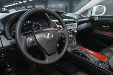 Novosibirsk, Rusya 18 Şubat 2021: Lexus RX450h, Auto Interior: Logo, hız göstergesi ve taktik ölçeri olan direksiyon