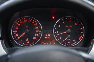 Novosibirsk, Rusya 18 Şubat 2021: BMW 3, yeni iç mekan detayları. Hız göstergesi, takometre ve direksiyon. 