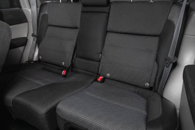 Novosibirsk, Rusya 18 Şubat 2021: Subaru Forester, rahat araba içeride. Arabanın içi temiz: siyah arka koltuklar, başlıklar ve kemerler 